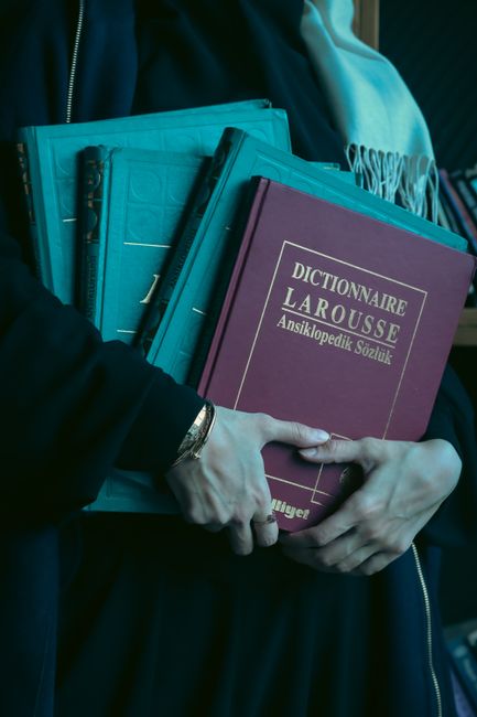 Lernende vor einem Bildschirm mit interaktiven Deutschübungen
